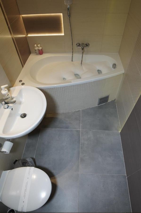 Cracovia Apartments Bagian luar foto